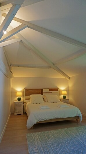 2 slaapkamers, een strijkplank/strijkijzer, internet, beddengoed