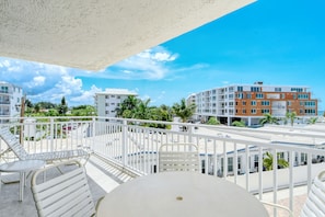 Outdoor dining - House Of The Sun #307GV (Sarasota)