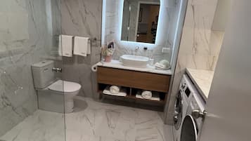 Combined shower/bathtub, hair dryer, towels, soap
