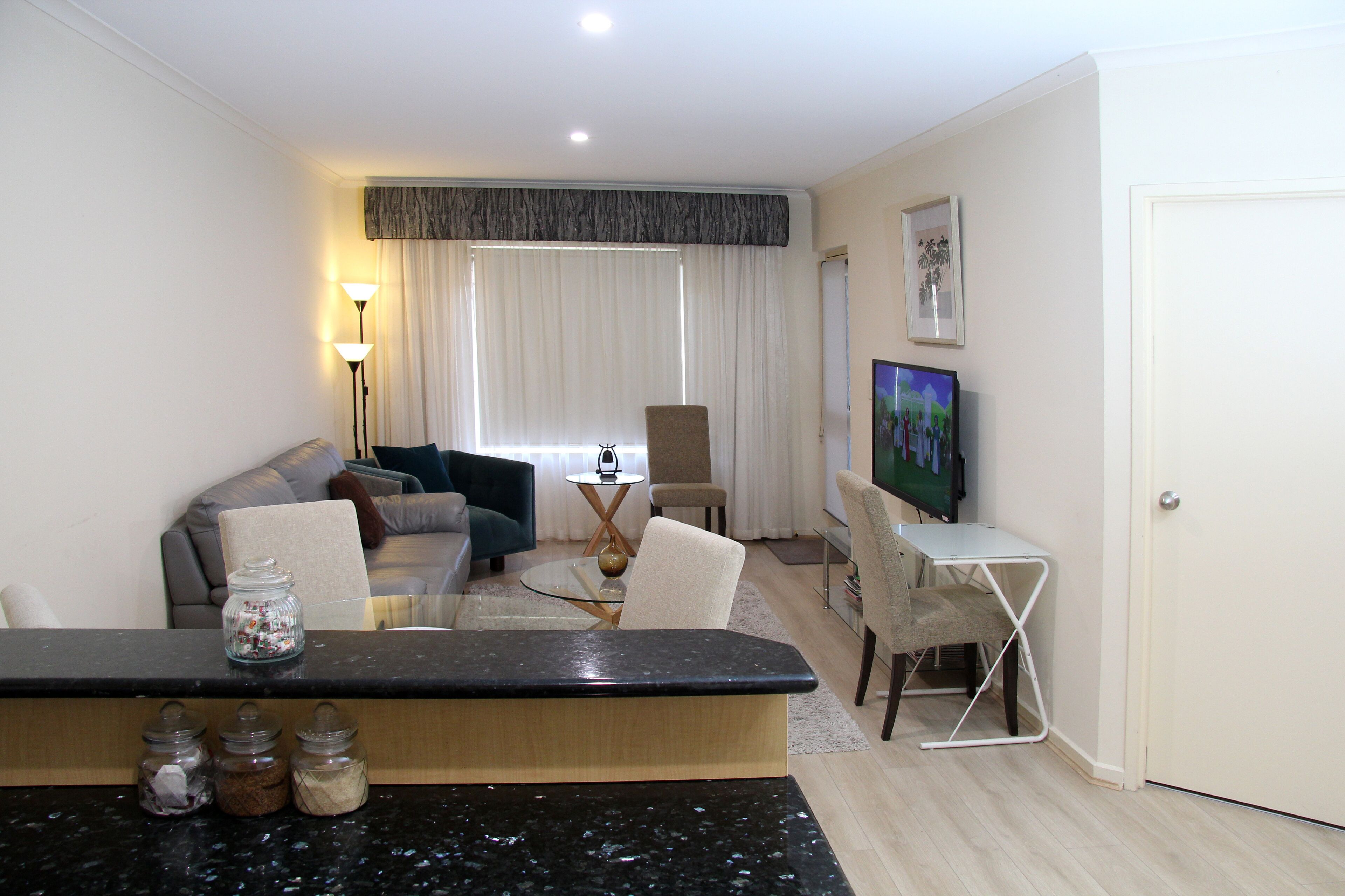 ADELAIDE CBD APARTMENT - 3BR, 2BATH & CARPARK