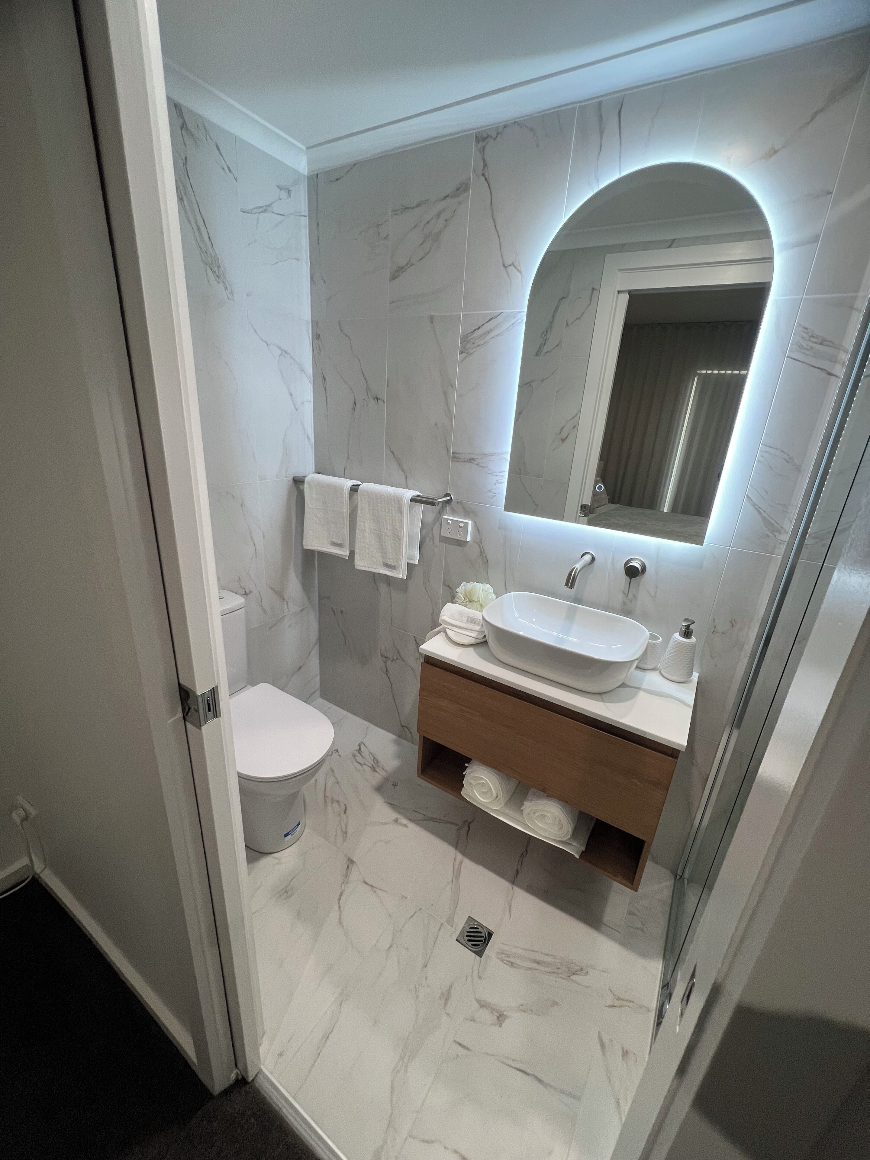 Ducha y bañera combinadas, secador de pelo, toallas y jabón