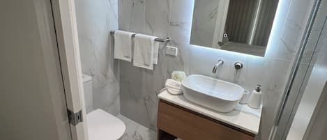 Ensemble douche/baignoire, sĂšche-cheveux, serviettes fournies, savon