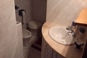 Dusche, Haartrockner, Bidet, Handtücher