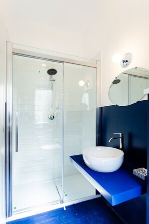 Een douche, een haardroger, een bidet