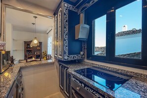 Fridge, microwave, oven, stovetop - RDR165 - Apt. Puerto Banús (Marbella)