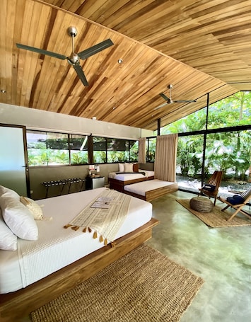 Caja de seguridad en la habitación y decoración personalizada