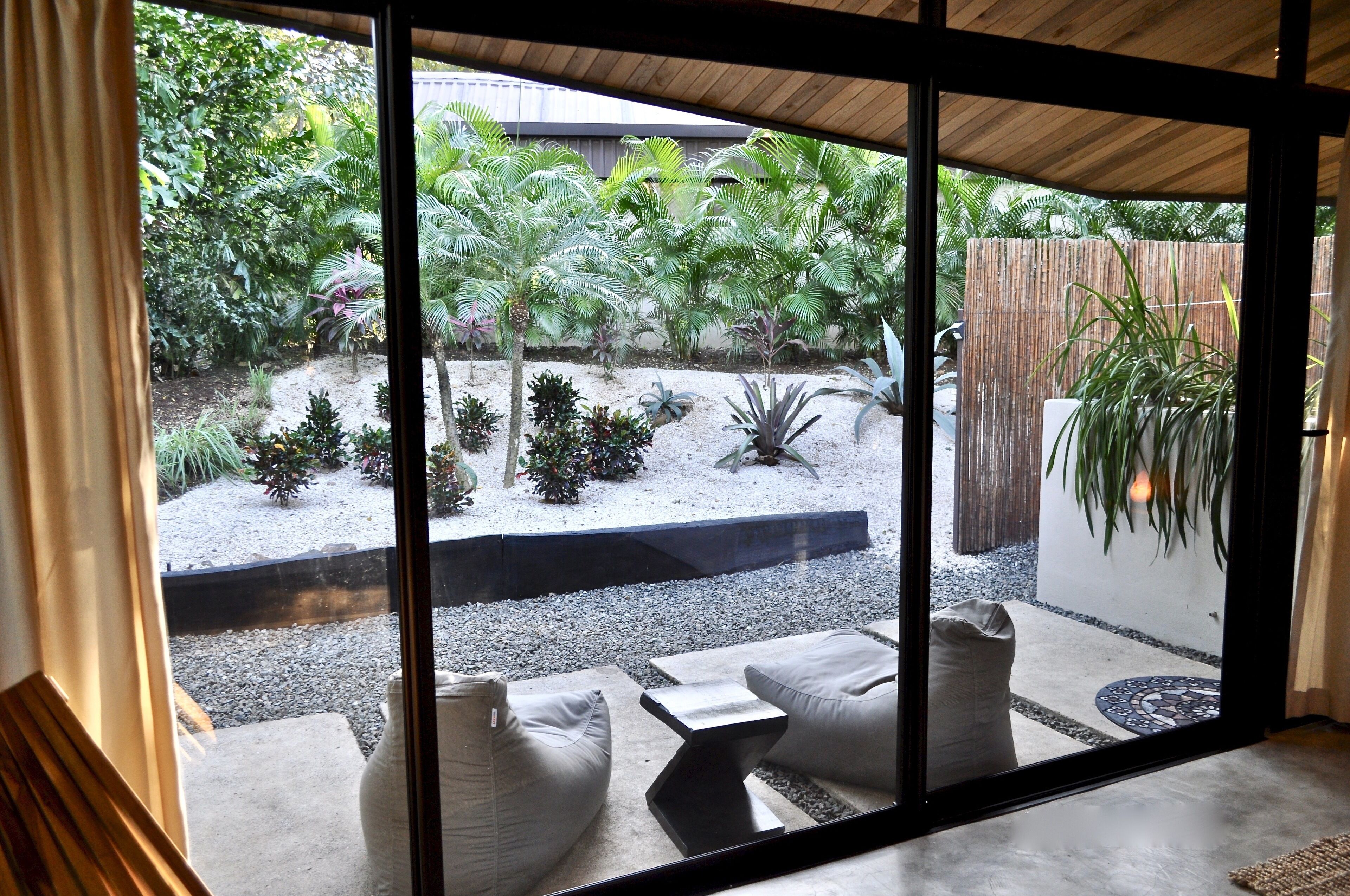 Phòng, nhiều giường, tủ lạnh, quang cảnh vườn (Kai) | Hiên