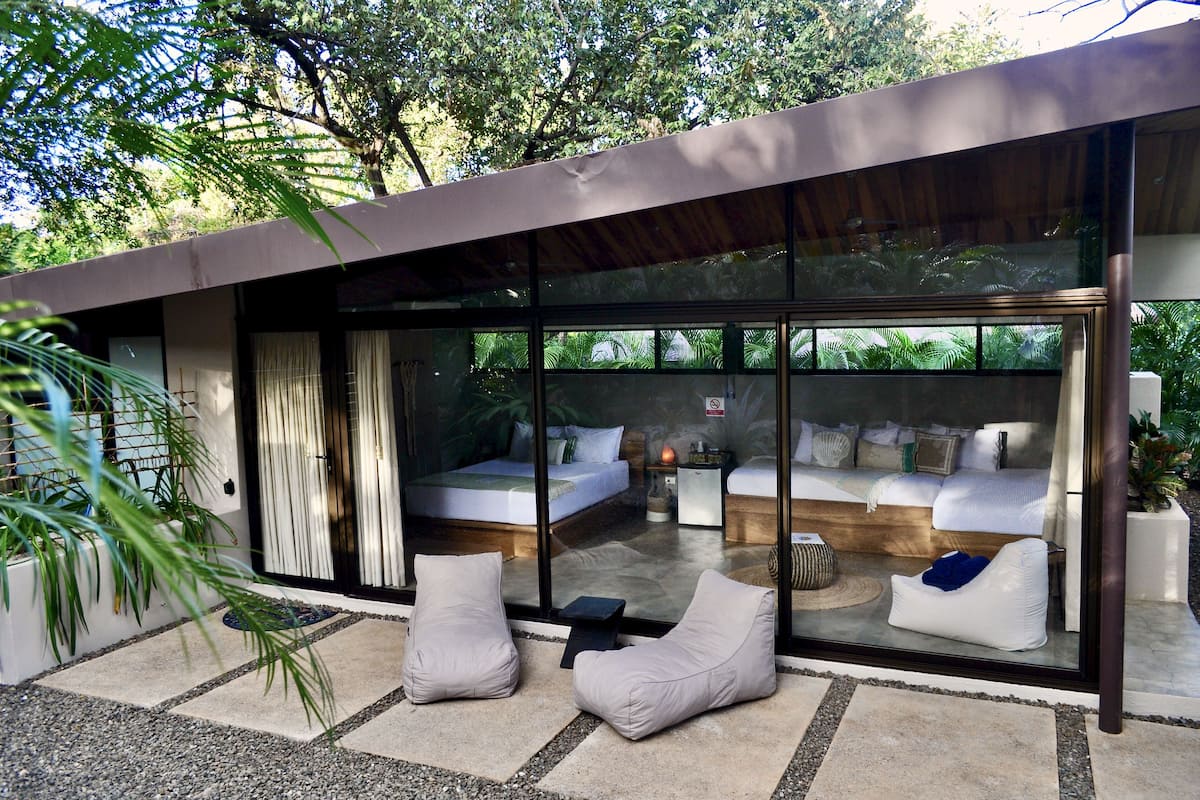 Zimmer, Mehrere Betten, Kühlschrank, Gartenblick (Kawai) | Zimmersafe, individuell dekoriert, individuell eingerichtet