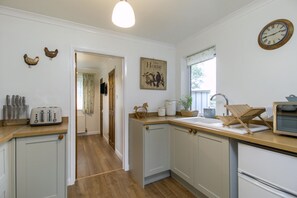 Kühlschrank, Mikrowelle, Ofen, Hochstuhl