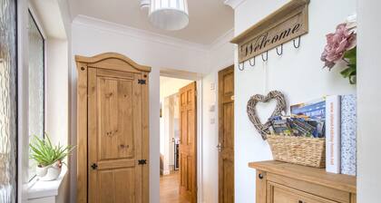 Queen Bower Farm Lodge - a bungalow that sleeps 4 guests in 3 bedrooms