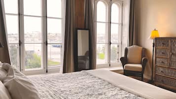 3 bedrooms, iron/ironing board, internet, bed sheets