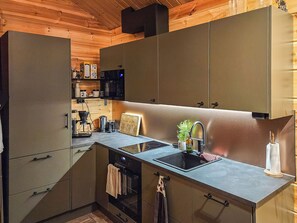 Kühlschrank, Mikrowelle, Geschirrspüler, Kochgeschirr/Geschirr/Besteck