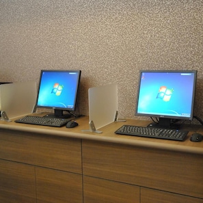 Two desktop computers with keyboards and mice on a wooden desk against a textured wall. - Hotel Mark 1 Tsukuba (Tsukuba)