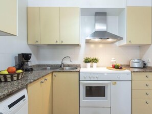 Refrigerador, microondas, tostadora y periquera 
