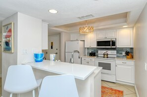Private kitchen - Bright & Comfortable Gulf-Side Retreat (Sarasota)