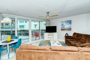 Living area - Bright & Comfortable Gulf-Side Retreat (Sarasota)