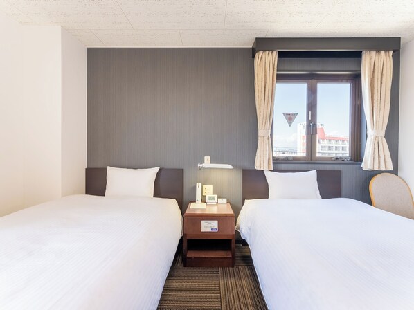 Desk, laptop workspace, free WiFi, bed sheets - Noshiro Town Hotel Minami (Noshiro)