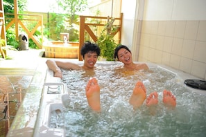 Outdoor spa tub - Healing Inn White Pension (Inawashiro)
