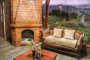 Familienhaus, 2 Schlafzimmer, Verbindungszimmer, Hügelblick | Wohnbereich | Fernseher, Kamin