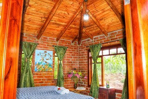 Familiehus, 2 soverom, rom vegg-i-vegg, utsikt mot høyde | Blendingsgardiner, strykejern/-brett og wi-fi (inkludert)