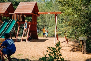 Zona de juegos infantil al aire libre