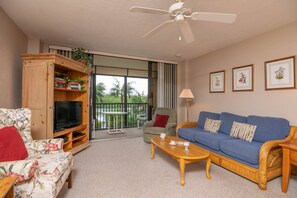 TV, offices - Affordable First Floor Condo - Walk to the Beach (Naples)