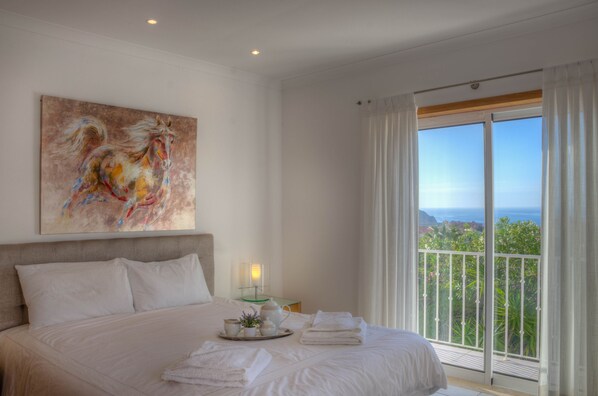 4 bedrooms, in-room safe, iron/ironing board, WiFi - Private Villa With Pool. Close To Beach, Restaurants & Shops (Praia Da Luz)