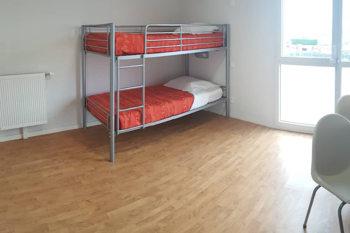 Triple Room | 1 bedroom, soundproofing, free WiFi, bed sheets