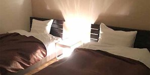 Cubrecamas, escritorio, wifi gratis y ropa de cama