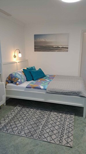 1 makuuhuone, silitysrauta/-lauta, vauvan matkasänky, internet