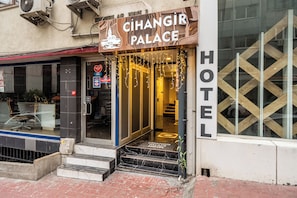 Property entrance - Cihangir Palace (Istanbul)