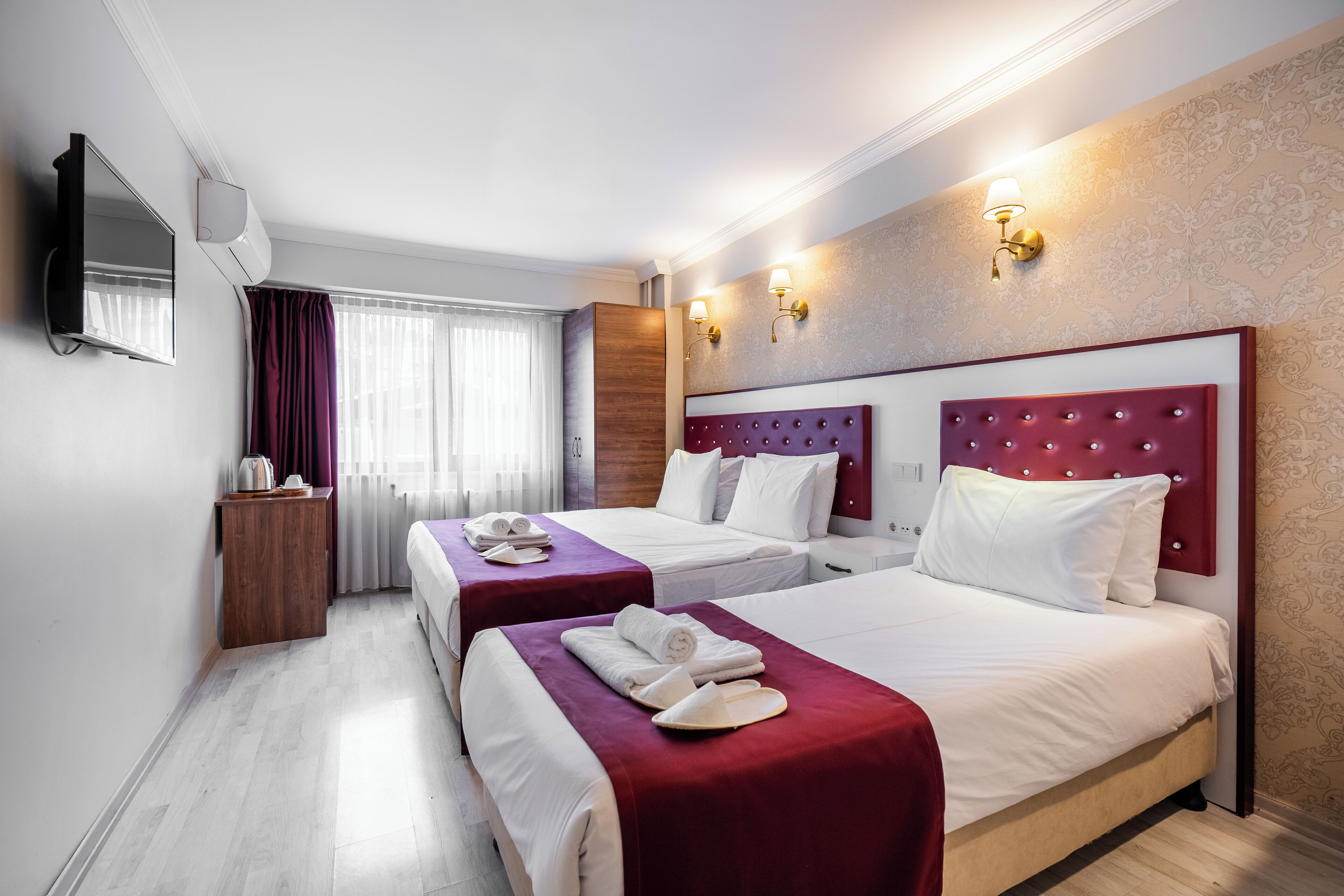 Standard-Dreibettzimmer, Stadtblick | Hochwertige Bettwaren, Minibar, laptopgeeigneter Arbeitsplatz