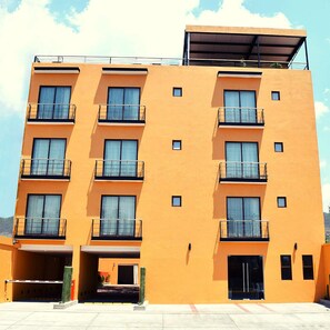 Vista frontal de la propiedad