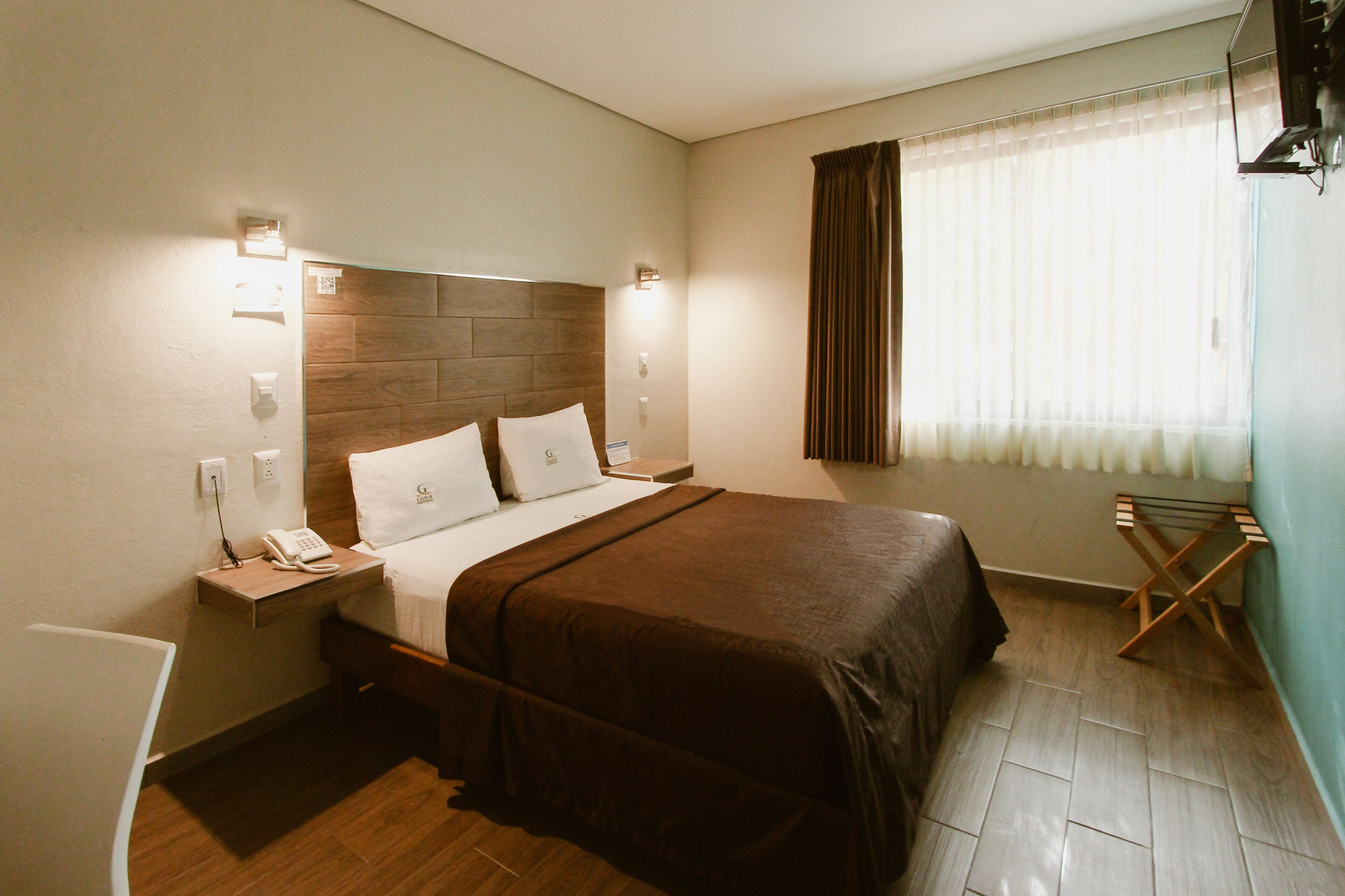 Escritorio, espacio para trabajar con laptop y cortinas blackout 