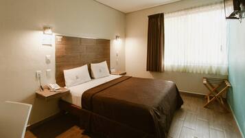 Escritorio, espacio para trabajar con laptop y cortinas blackout