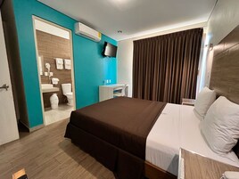 Escritorio, espacio para trabajar con laptop y cortinas blackout 