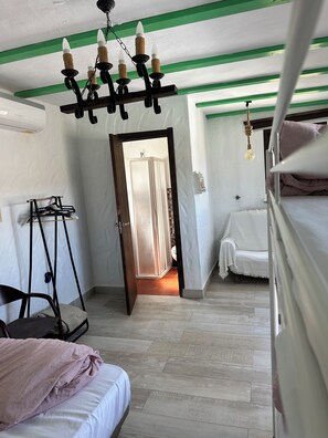5 bedrooms, iron/ironing board