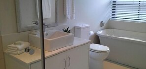 Comfort Villa, 2 Bedrooms, Ocean View | Bathroom | Deep soaking tub, rainfall showerhead, free toiletries, hair dryer