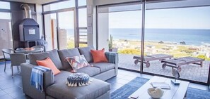Comfort Villa, 2 Bedrooms, Ocean View | Living area