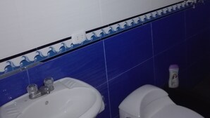 Ein Badezimmer mit Waschbecken, Toilette und Spiegel.