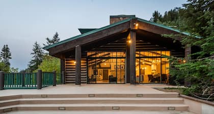 Mountain Lodge Overlooking Waterfall - Hot Tub, 5 bedroom, Unbelievable Views!