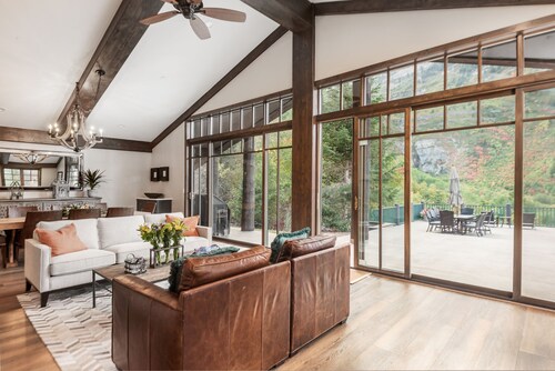 Mountain Lodge Overlooking Waterfall - Hot Tub, 5 bedroom, Unbelievable Views!