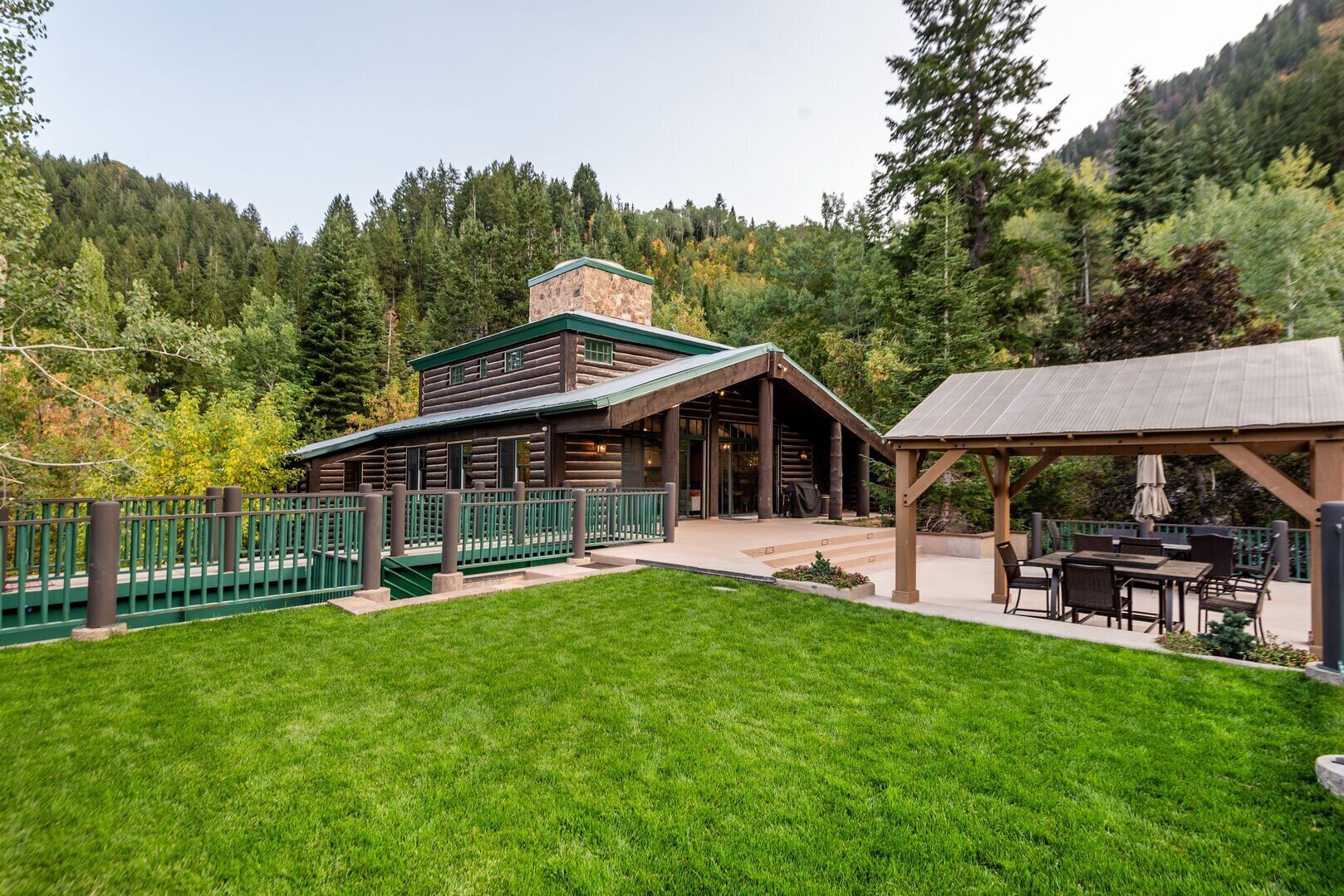 Mountain Lodge Overlooking Waterfall - 5 bedroom, Unbelievable Views!