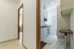 ثلاجة، فرن، موقد طهي مسطح، غسالة أطباق