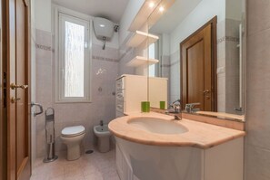 Een douche, een haardroger, een bidet, handdoeken