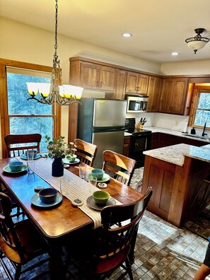 Dining - Hide'n Go Creek-Waterfront, Hot tub, firepit (Ellijay)