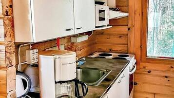 Køleskab, mikrobølgeovn, køkkentøj/tallerkener/redskaber