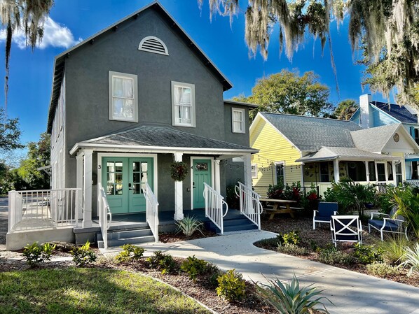 Exterior - 2 bed, 1 bath, 2nd floor apartment in the heart of downtown, historic New Smyrna Beach. (New Smyrna Beach)