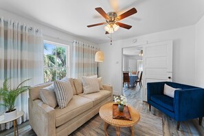 TV - 2 bed, 1 bath, 2nd floor apartment in the heart of downtown, historic New Smyrna Beach. (New Smyrna Beach)