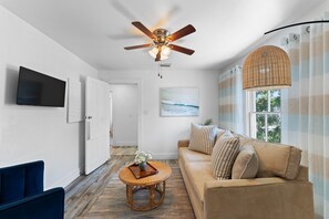 TV - 2 bed, 1 bath, 2nd floor apartment in the heart of downtown, historic New Smyrna Beach. (New Smyrna Beach)